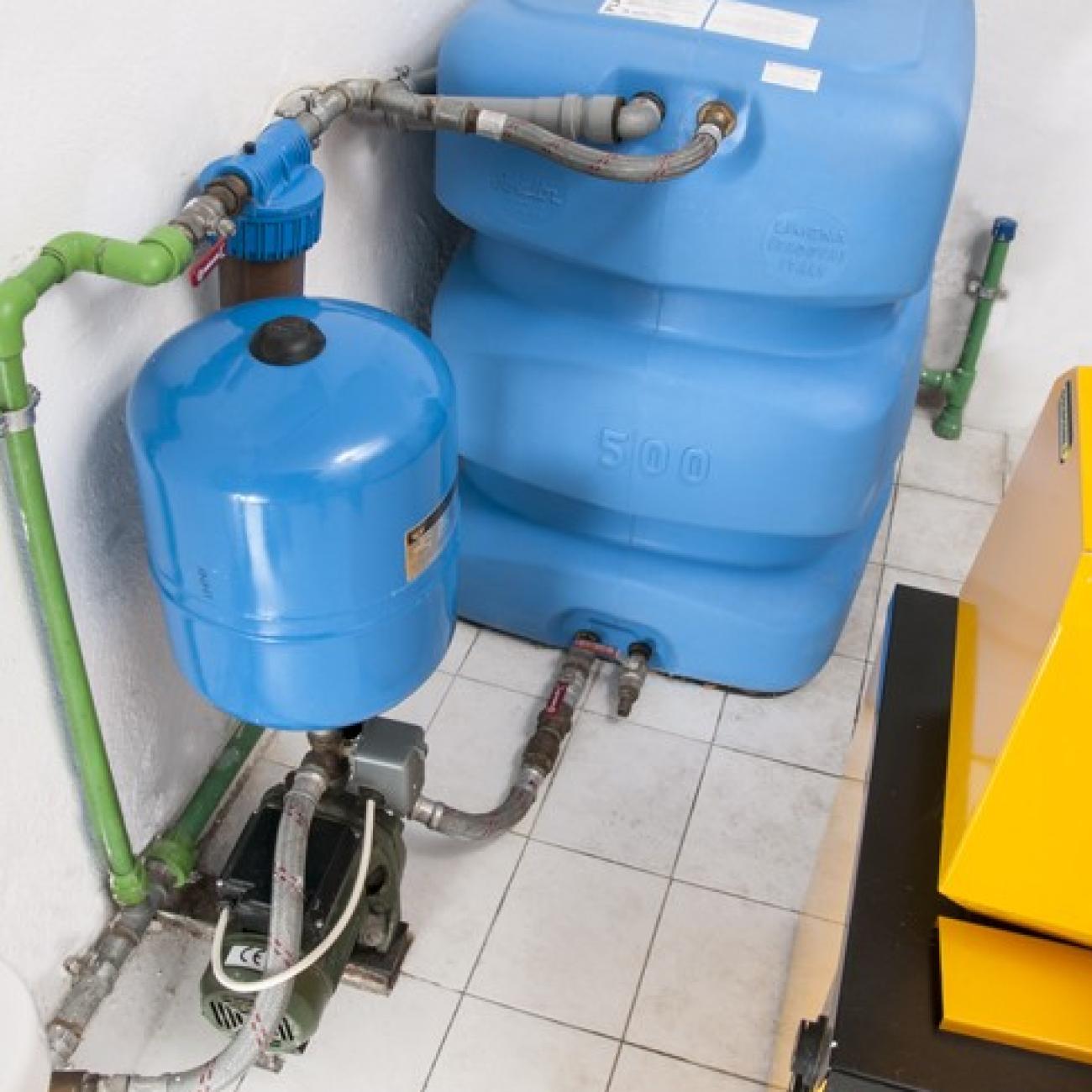 impianto con pompa, cisterna e autoclave per aumentare la pressione dell'acua 