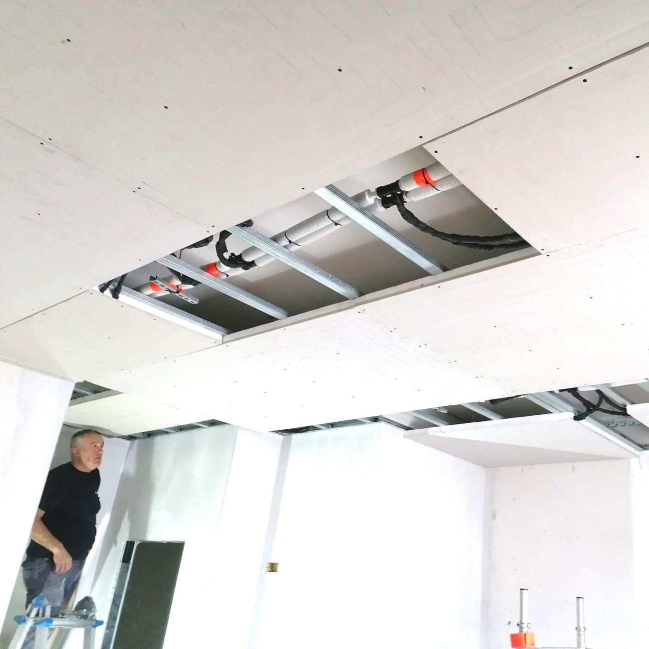 Installazione di un impianto radiante a soffitta in un'abitazione 