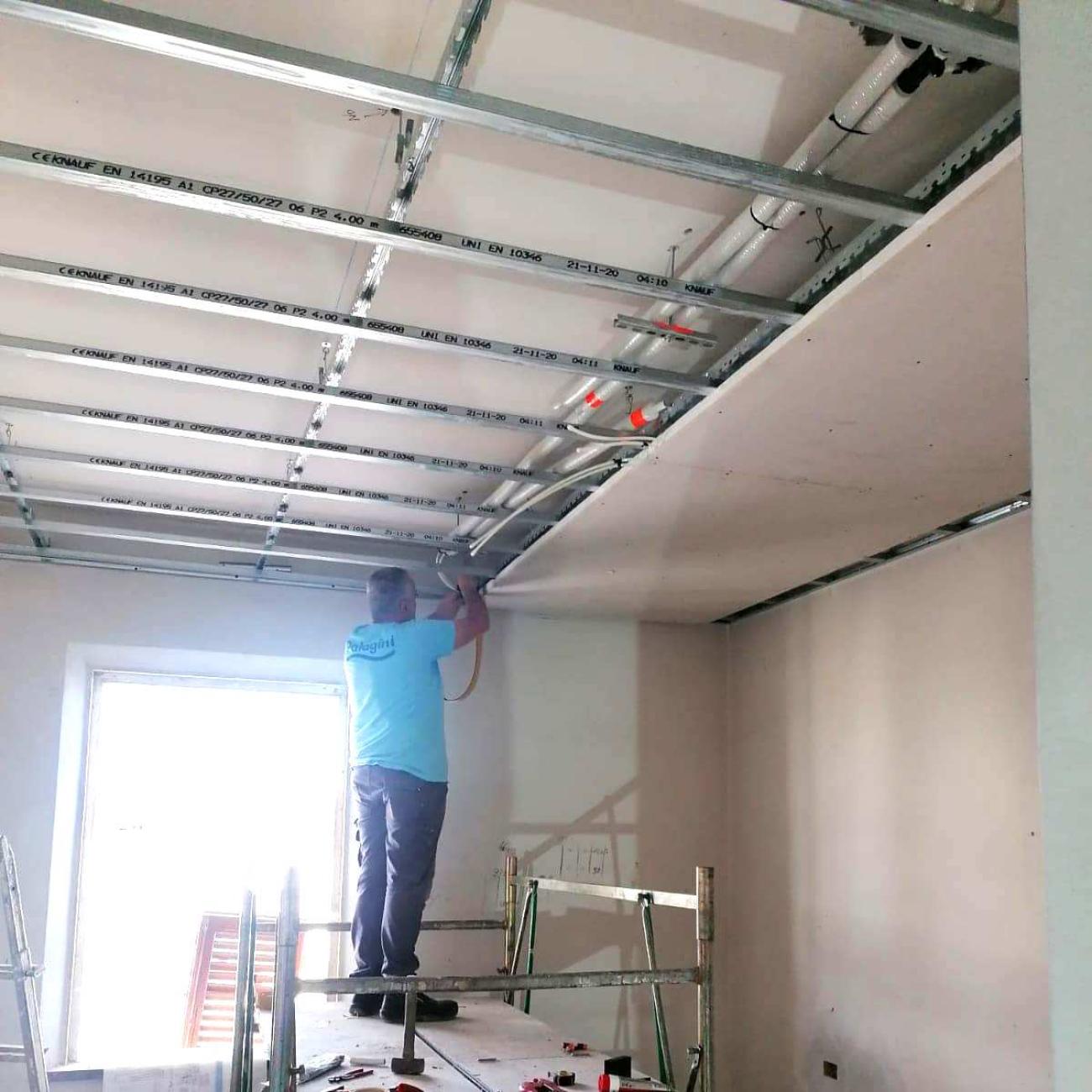 Installazione di un impianto radiante a soffitta in un'abitazione 