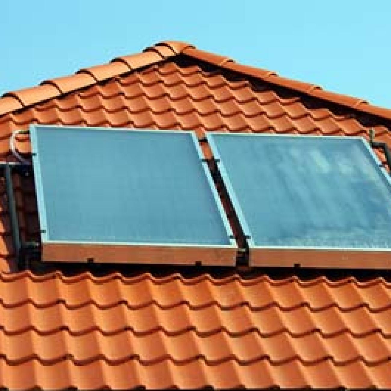 Installazione pannelli solari in un'abitazione 