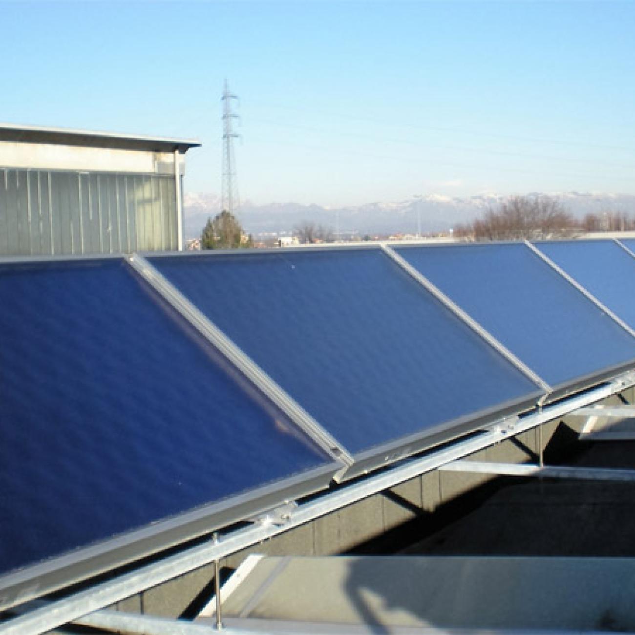 Installazione pannelli solari in un'azienda 