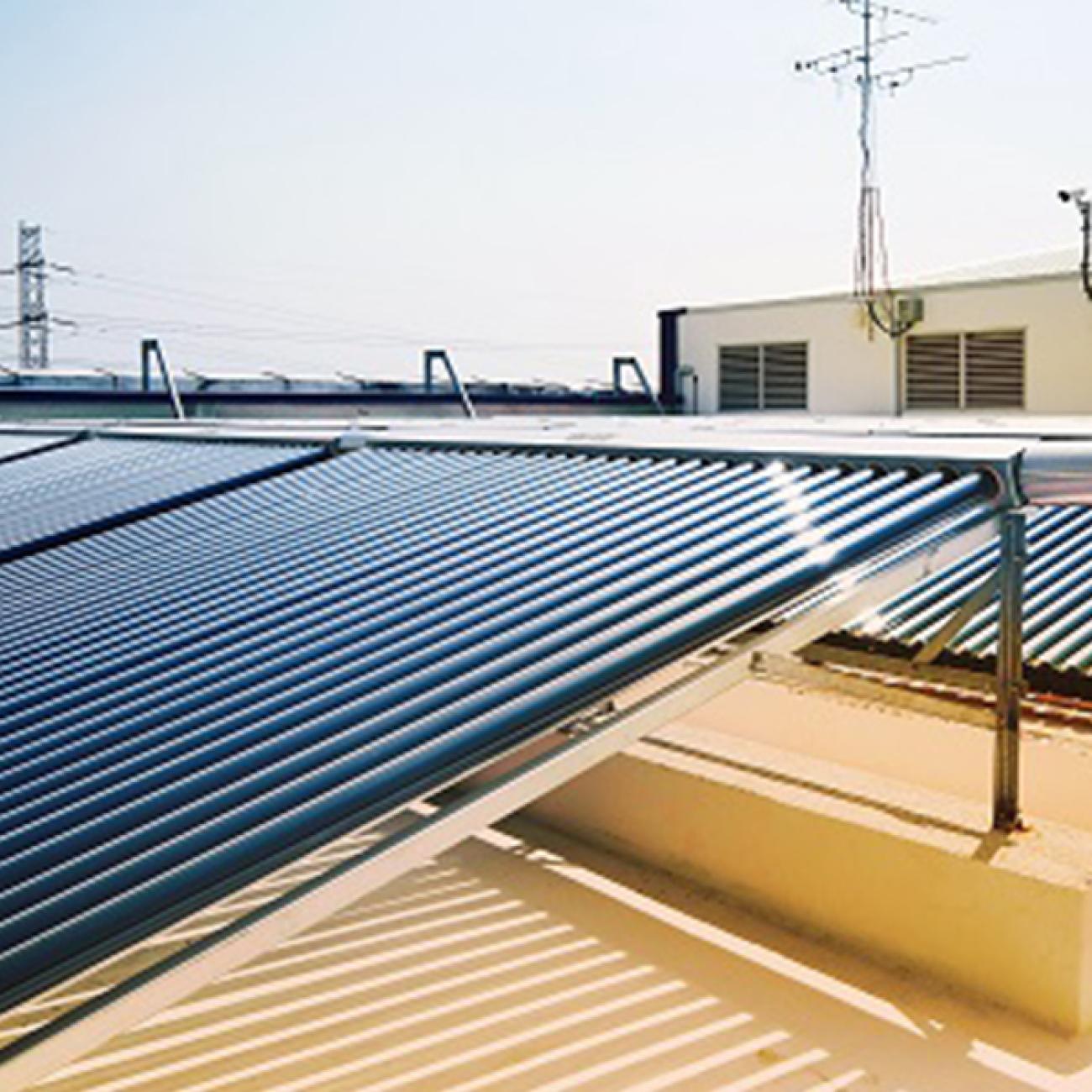 Installazione pannelli solari in un'azienda 