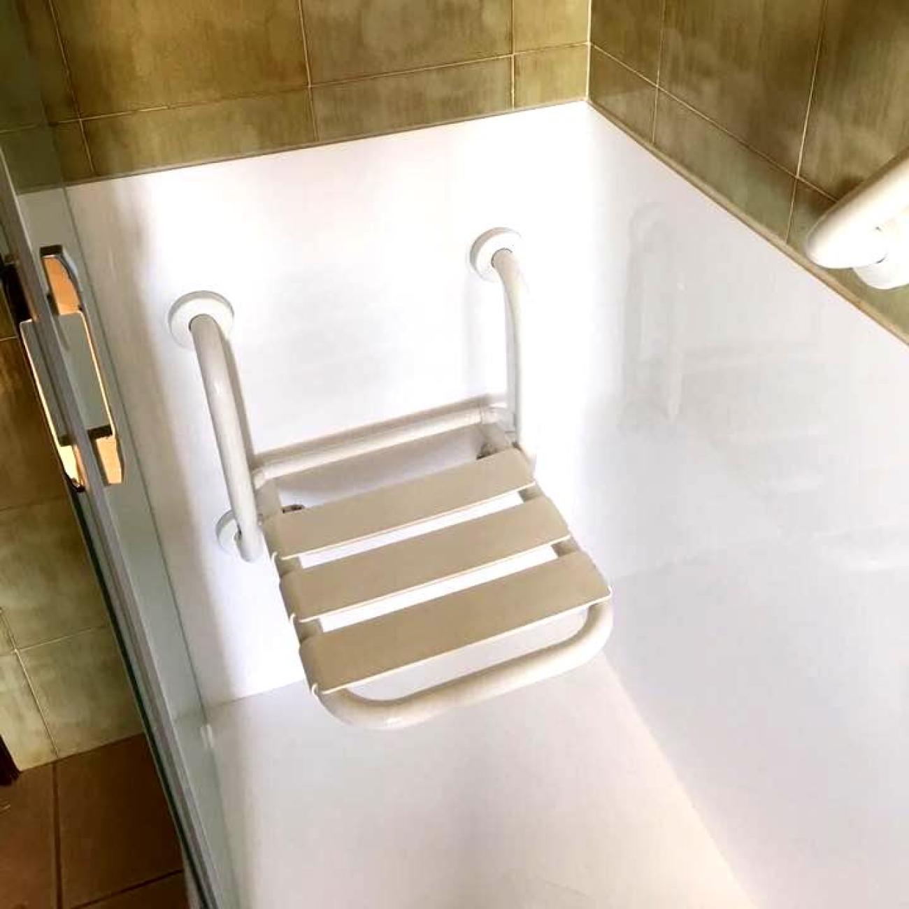 Sedia ribaltabile installata all'interno del box doccia 